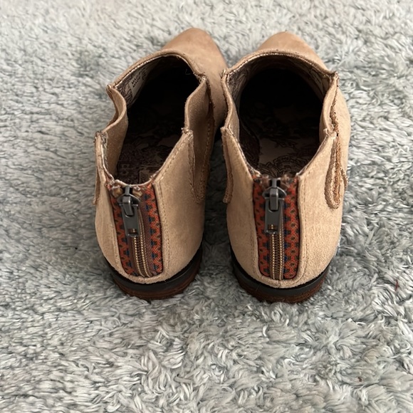 Tan suede booties by Band of Gypsies, size 6 - Picture 2 of 4